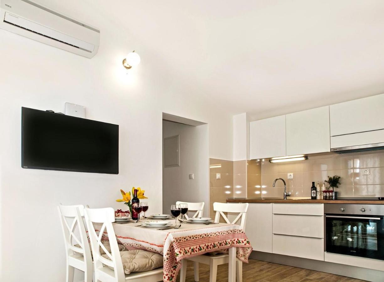הוילה אומיס House Dunja מראה חיצוני תמונה